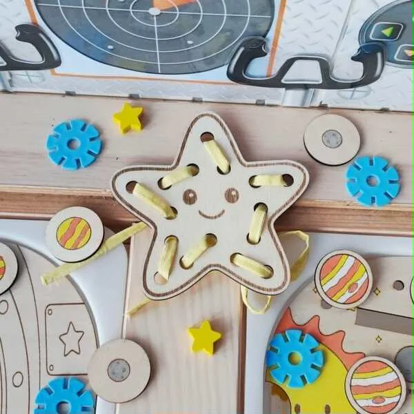 Carte à lacets en bois représentant une étoile souriante avec plusieurs passages pour développer la motricité fine.