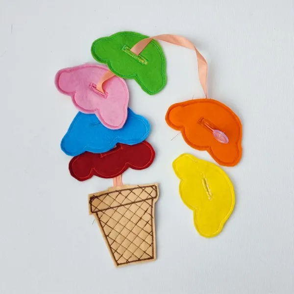 Glace en feutrine composée d'un cornet et de plusieurs boules colorées à empiler et détacher.