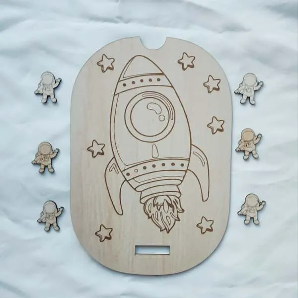 Insert en bois pour bac Livv 2L représentant une fusée entourée d'étoiles sur le thème de l'espace.
