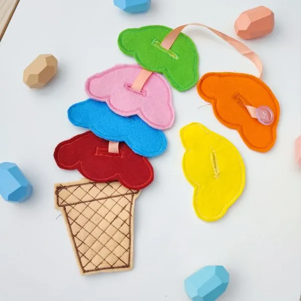 Glace en feutrine composée d'un cornet et de plusieurs boules de glace colorées interchangeables à empiler.