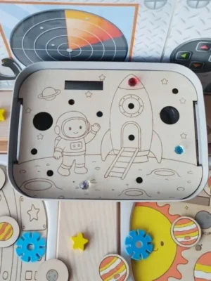 Insert en bois pour bac Livv 2L représentant un astronaute près de sa fusée sur la lune.
