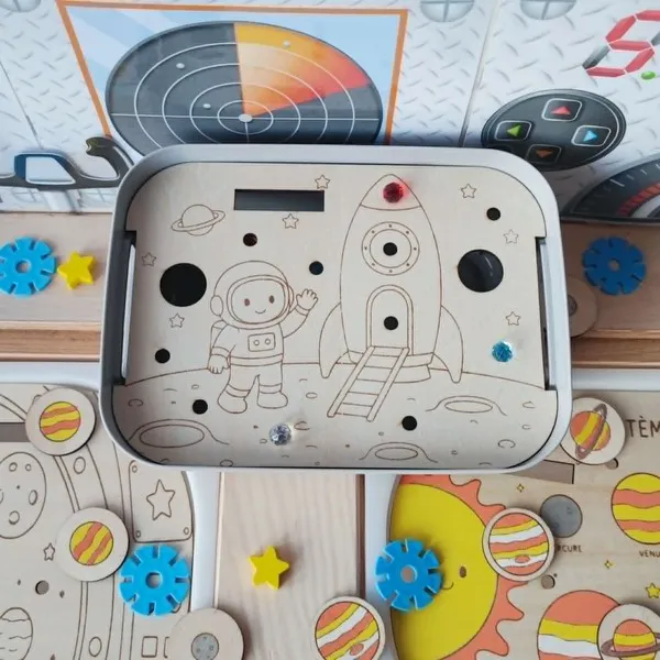 Insert en bois pour bac Livv 2L représentant un astronaute près de sa fusée sur la lune.