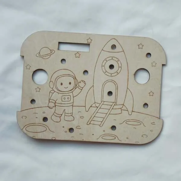 Insert en bois pour bac Livv 2L représentant un astronaute devant sa fusée sur la lune.