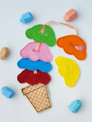 Support en feutrine représentant une glace à composer avec plusieurs boules de couleurs interchangeables.