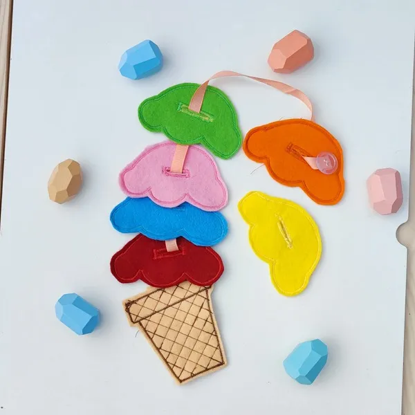 Support en feutrine représentant une glace à composer avec plusieurs boules de couleurs interchangeables.