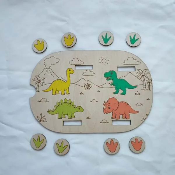 Insert en bois pour petit bac Trofast où l'enfant associe les empreintes aux différents dinosaures.