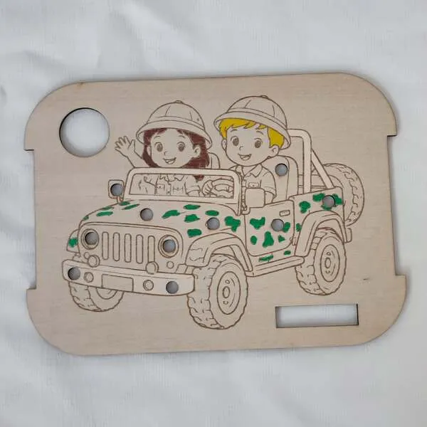 Insert en bois pour bac sensoriel LIVV 2L sur le thème de la savane. Cette activité de motricité fine représente deux enfants en voiture de safari. Les emplacements permettent de placer des pompons à l'aide d'une pince afin de développer la coordination œil-main, la précision et la concentration.