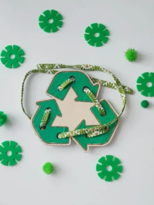 Carte à lacer en bois représentant le symbole du recyclage avec un lacet à enfiler.