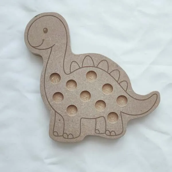 Plateau pompon en bois en forme de Diplodocus avec emplacements pour placer des pompons et développer la motricité fine.