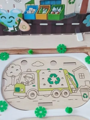 Insert en bois pour bac TROFAST représentant un camion poubelle avec des emplacements pour placer des pompons.