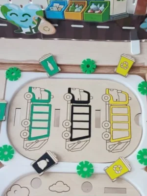 Insert en bois pour bac TROFAST représentant trois camions de tri sélectif à associer aux bonnes poubelles de recyclage.