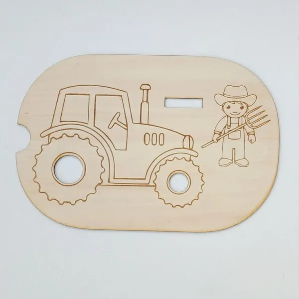 Insert en bois pour bac Trofast représentant un tracteur et un fermier, avec des emplacements pour insérer des jetons. Support pédagogique sur fond blanc.