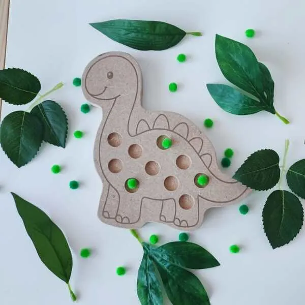 Plateau pompon en bois en forme de Diplodocus pour activité de motricité fine avec pompons colorés.