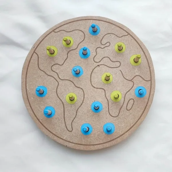 Plateau de motricité en bois représentant la planète Terre avec tous les pics colorés correctement placés dans leurs emplacements.