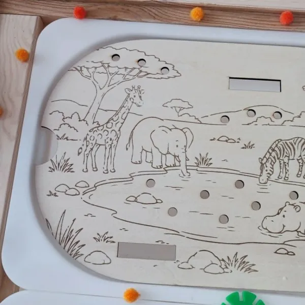 Gros plan d'un plateau éducatif en bois représentant un point d'eau de la savane avec une girafe et un éléphant. Cette activité Montessori permet aux enfants d'associer les noms des animaux de la savane aux bonnes illustrations tout en développant le vocabulaire, l'observation, la motricité fine et la reconnaissance des animaux sauvages. Idéal pour les assistantes maternelles, MAM, crèches, écoles maternelles et familles.