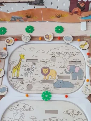 Plateau d'activité en bois sur le thème de la savane permettant aux enfants d'associer les animaux à leur silhouette. Le support représente une girafe, un zèbre, un lion, un éléphant et un hippopotame dans un paysage africain. Des jetons en bois illustrés sont placés autour du plateau pour réaliser un jeu d'observation, de reconnaissance et d'association. Activité Montessori idéale pour la maternelle, les assistantes maternelles, les MAM, les crèches et les écoles.
