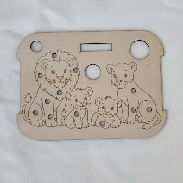 Insert en bois pour bac sensoriel LIVV 2L représentant une famille de lions gravée au laser. Ce support de motricité fine comporte plusieurs emplacements pour insérer des pompons à l'aide d'une pince. Activité Montessori idéale pour développer la précision des gestes, la coordination œil-main, la concentration et la découverte des animaux de la savane en crèche, MAM, école maternelle ou à la maison.
