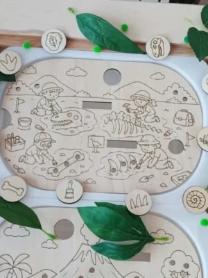 Insert en bois pour petit bac Trofast représentant un chantier de fouilles paléontologiques avec jetons à associer.