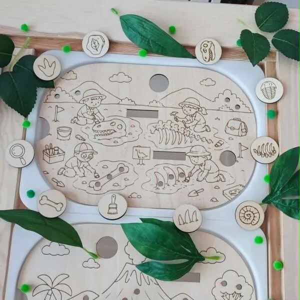 Insert en bois pour petit bac Trofast représentant un chantier de fouilles paléontologiques avec jetons à associer.