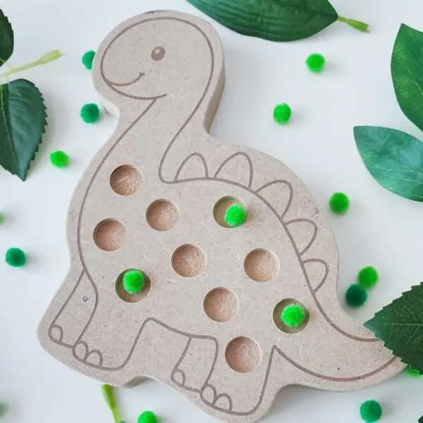 Plateau pompon en bois en forme de Brachiosaure pour activité de motricité fine avec pompons colorés.