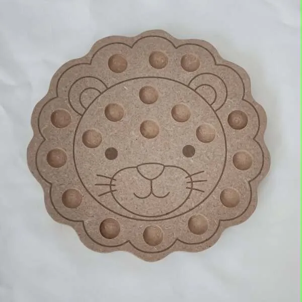 Plateau de motricité fine en MDF en forme de tête de lion avec plusieurs cavités rondes destinées à accueillir des pompons ou de petits objets. Ce support pédagogique aide les jeunes enfants à développer leur motricité fine, leur coordination œil-main et leur précision.