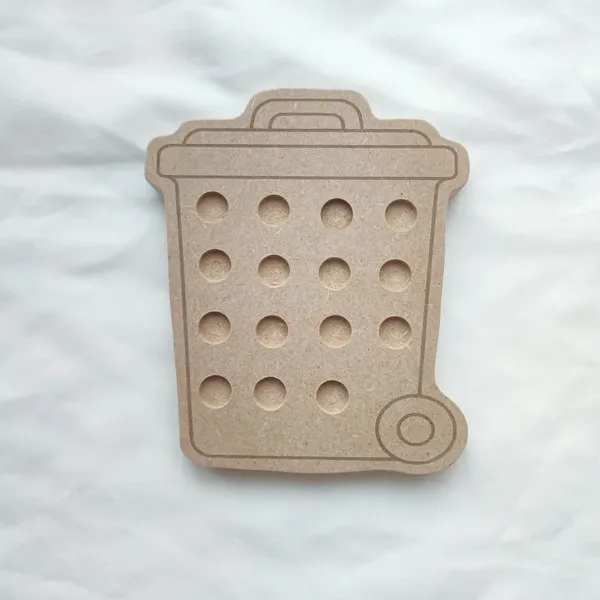 Plateau de motricité en bois en forme de poubelle de recyclage avec 15 emplacements pour déposer des pompons.