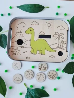 Insert en bois pour bac Livv 2L avec un diplodocus dans un décor préhistorique et des jetons illustrés à replacer.