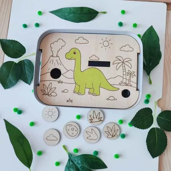 Insert en bois pour bac Livv 2L avec un diplodocus dans un décor préhistorique et des jetons illustrés à replacer.