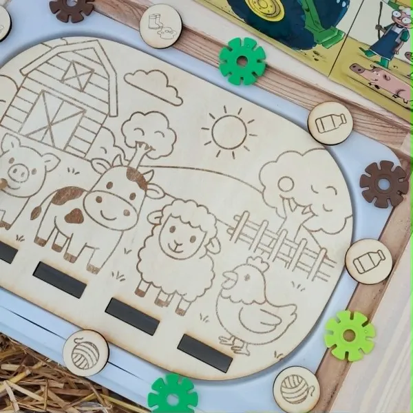Insert en bois pour bac Trofast représentant une ferme avec un cochon, une vache, un mouton et une poule. Les enfants associent des jetons illustrant les produits de chaque animal, comme le lait, les œufs ou la laine.