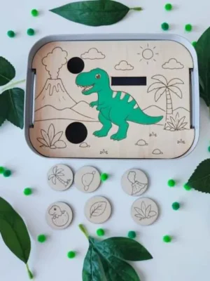 Insert en bois pour bac Livv 2L représentant un T-Rex avec six jetons du décor à replacer : palmier, volcan, feuille, plante préhistorique, œuf de dinosaure et rocher.
