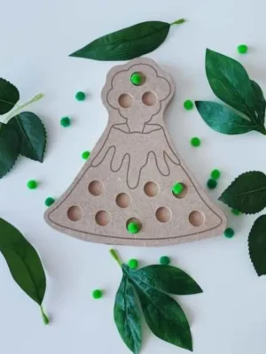 Plateau pompon en bois en forme de volcan en éruption pour activité Montessori de motricité fine sur le thème des dinosaures.