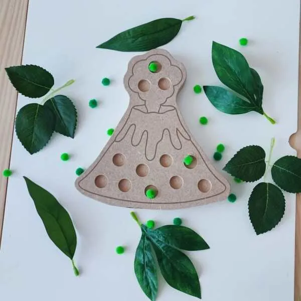 Plateau pompon en bois en forme de volcan en éruption pour activité Montessori de motricité fine sur le thème des dinosaures.