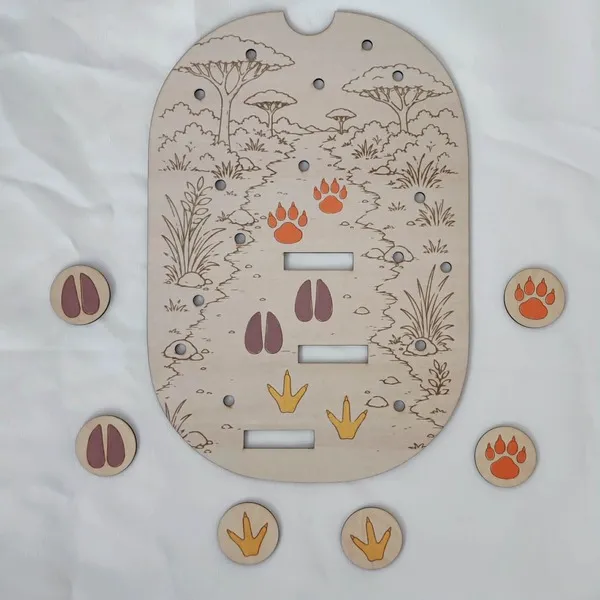 Plateau éducatif en bois sur le thème de la savane avec un chemin illustré de différentes empreintes d'animaux. L'enfant observe les traces de pattes, de sabots et d'oiseaux puis associe les jetons correspondants. Cette activité Montessori développe l'observation, la discrimination visuelle, la logique, la motricité fine et la découverte des empreintes des animaux de la savane. Idéal pour les assistantes maternelles, MAM, crèches, écoles maternelles et familles.