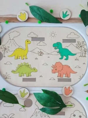 Insert en bois pour petit bac Trofast avec quatre dinosaures colorés et des jetons d'empreintes à associer.
