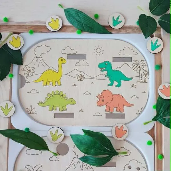 Insert en bois pour petit bac Trofast avec quatre dinosaures colorés et des jetons d'empreintes à associer.