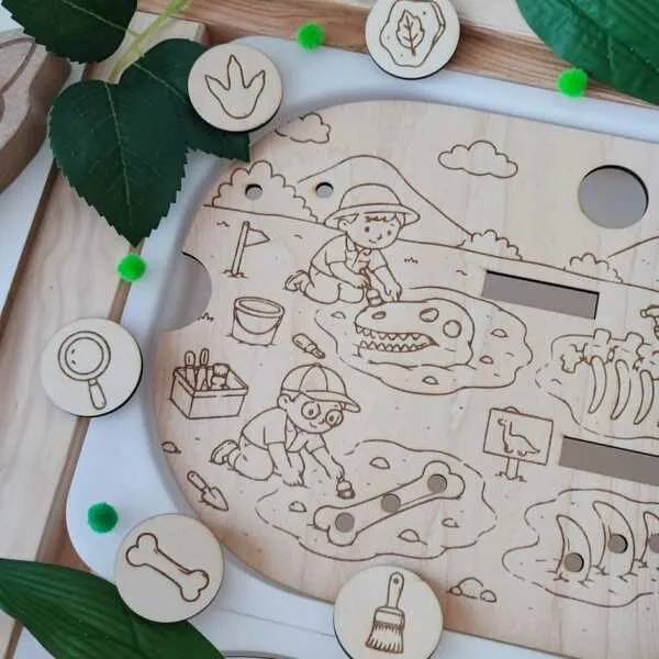 Insert en bois pour petit bac Trofast représentant une fouille paléontologique avec jetons à associer.