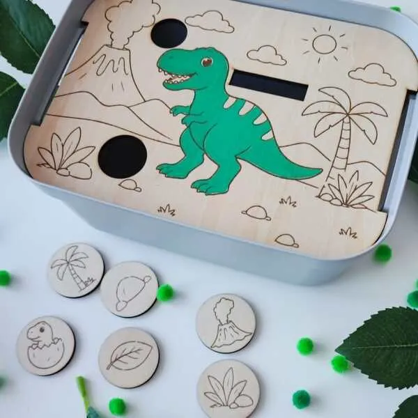 Insert en bois Livv 2L représentant un T-Rex avec six jetons du décor à replacer : volcan, palmier, feuille, œuf, rocher et plante préhistorique.