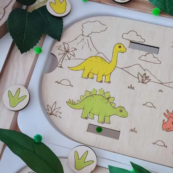 Insert en bois pour petit bac Trofast avec dinosaures colorés et empreintes à associer par couleur.