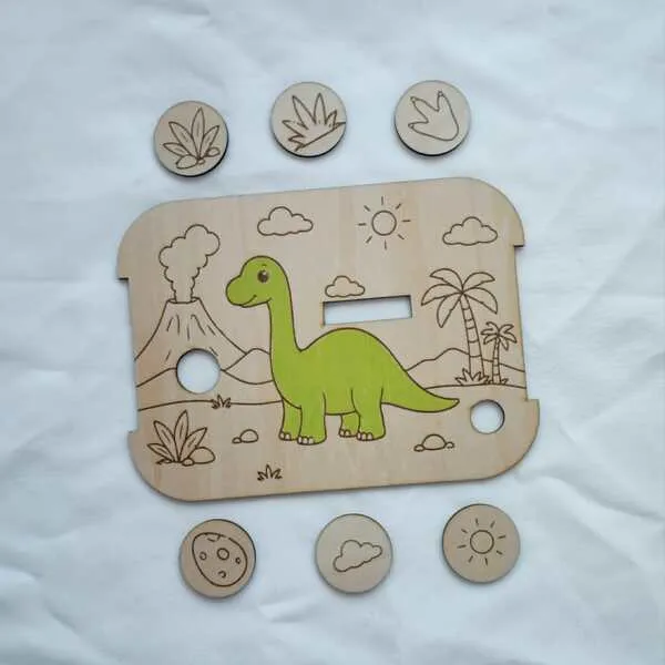 Insert en bois pour bac sensoriel Livv 2L représentant un diplodocus avec des jetons illustrés à replacer dans un décor préhistorique.