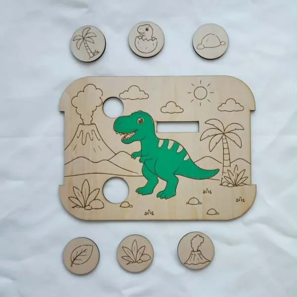 Insert en bois pour bac Livv 2L représentant un T-Rex dans un décor préhistorique avec des jetons illustrés à replacer.