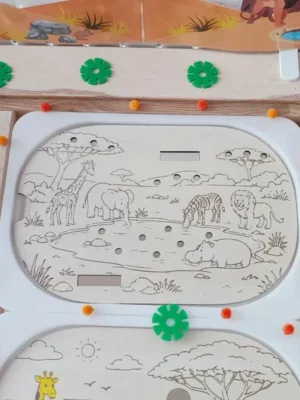 Plateau éducatif en bois représentant un point d'eau dans la savane avec une girafe, un éléphant, un zèbre, un lion et un hippopotame. Les enfants associent les animaux à leur nom grâce à des étiquettes à glisser. Cette activité Montessori développe le langage, l'observation, la reconnaissance des animaux sauvages, le vocabulaire et la motricité fine. Idéal pour les assistantes maternelles, MAM, crèches, écoles maternelles et familles.