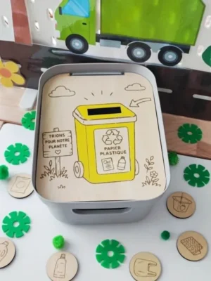 Insert en bois pour bac LIVV 2 L représentant une poubelle jaune dédiée au papier et au plastique avec une fente d'insertion et des jetons illustrés.