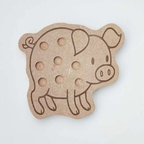 Plateau pic en bois en forme de cochon avec dix emplacements pour déposer des pompons.