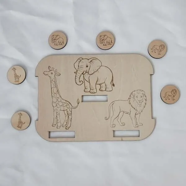 Insert en bois pour bac sensoriel LIVV 2L sur le thème de la savane. Cette activité pédagogique d'association invite l'enfant à placer les jetons illustrés de la girafe, de l'éléphant et du lion sur les animaux correspondants gravés sur le support. Un jeu éducatif favorisant la motricité fine, l'observation, la concentration et la reconnaissance des animaux.