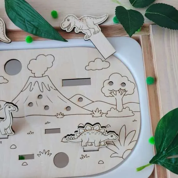 Insert en bois pour petit bac Trofast avec quatre dinosaures à déplacer dans un décor préhistorique.