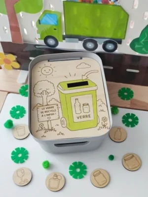 Insert en bois pour bac LIVV 2 L représentant une poubelle verte pour le verre avec six jetons illustrant différents objets en verre.