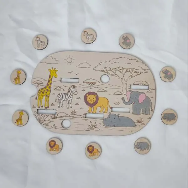 Plateau éducatif en bois sur le thème de la savane avec des animaux colorés et des jetons illustrés à associer. Les enfants doivent replacer les jetons de la girafe, du lion, du zèbre, de l'éléphant et de l'hippopotame sur les bons emplacements. Cette activité Montessori développe la reconnaissance visuelle, le vocabulaire, la motricité fine, la mémoire et la concentration. Idéal pour les assistantes maternelles, MAM, crèches, écoles maternelles et familles.