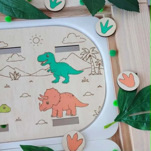 Insert en bois pour petit bac Trofast permettant d'associer les empreintes aux dinosaures de la même couleur.