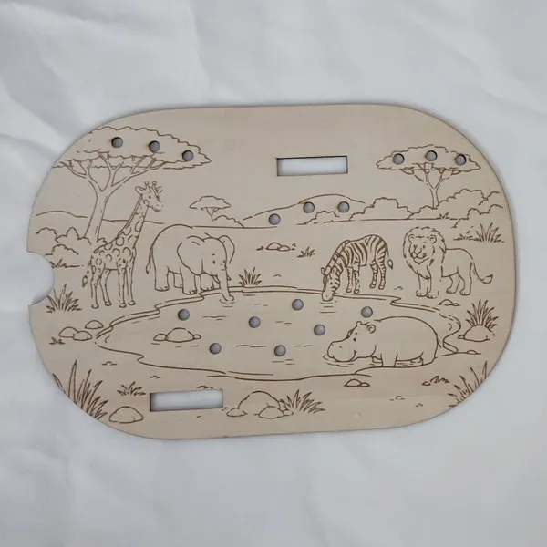 Plateau éducatif en bois représentant un point d'eau de la savane avec une girafe, un éléphant, un zèbre, un lion et un hippopotame. Les enfants associent les noms des animaux aux illustrations grâce à des étiquettes à glisser. Cette activité Montessori favorise le développement du langage, de l'observation, de la reconnaissance des animaux sauvages, de la motricité fine et de la préparation à la lecture. Idéal pour les assistantes maternelles, MAM, crèches, écoles maternelles et familles.