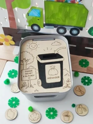 Insert en bois pour bac LIVV 2 L représentant un compost avec une fente pour glisser les déchets organiques et des jetons illustrés.